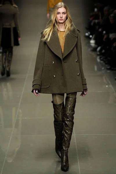 Look 16